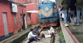 বিশেষ ট্রেন যাত্রা উপযোগী নয় অভিযোগে বিক্ষোভ,  দেড় ঘণ্টা পর স্বাভাবিক রেল যোগাযোগ